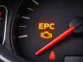 Świeci się kontrolka EPC w samochodzie, sygnalizując problem z silnikiem. Czas sprawdzić, co się dzieje.