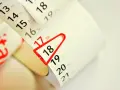 Kalendarz z zaznaczonym 18 dniem. Czy prawo jazdy trzeba odebrać osobiście? Sprawdź datę odbioru!