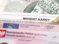 Mandat karny, prawo jazdy i dowód osobisty na tle banknotów. Czy to zapowiedź najtrudniejszych pytań na prawo jazdy?