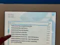 Palec wskazuje opcję "PIERWSZA REJESTRACJA SAMOCHODU" na ekranie, gdzie szukamy informacji, jak napisać upoważnienie do wyrejestrowania samochodu.