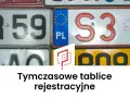 Zbliżenie na różne tablice rejestracyjne, w tym te z oznaczeniem PL i cyframi 59. Tekst informuje o tymczasowych tablicach rejestracyjnych.