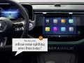 Wnętrze Mercedesa z ekranem dotykowym. "Hej Mercedes, opowiedz mi dziś jakieś dobre wiadomości!