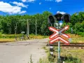 Przejazd kolejowy z sygnalizacją świetlną i znakiem krzyża. Zastanawiasz się, po jakim czasie przychodzi mandat z przejazdu kolejowego?