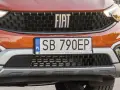 Pomarańczowy Fiat z tablicą rejestracyjną SB 790EP.