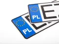 Dwie polskie tablice rejestracyjne z symbolem Unii Europejskiej. Gotowe do wymiany tablic rejestracyjnych.