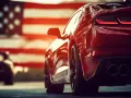 Czerwony sportowy samochód z USA, gotowy do rejestracji. Amerykańska flaga w tle podkreśla jego pochodzenie.