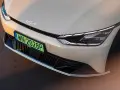 Nowy Kia z zieloną tablicą rejestracyjną PZ.