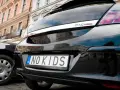 Czarne auto z indywidualnymi tablicami rejestracyjnymi "NO KIDS". Przykłady takich tablic pokazują kreatywność kierowców.