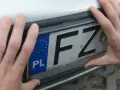 Dłonie trzymają tablicę rejestracyjną z literami FZ i symbolem Unii Europejskiej. Jaka to rejestracja?