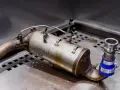 Filtr DPF, czyli co to jest? To element układu wydechowego, który zatrzymuje sadzę.