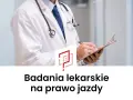 Lekarz w białym kitlu z notatnikiem i stetoskopem. Informacja o badaniach na prawo jazdy.