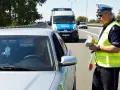 Policjant zatrzymał kierowcę. To już drugi raz zabrane prawo jazdy za prędkość.