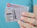 Polskie prawo jazdy i dowód osobisty. Zastanawiasz się, ile się czeka na prawo jazdy? Dokumenty w ręku to dowód ukończenia kursu i zdania egzaminów.