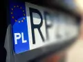 Tablica rejestracyjna PL z gwiazdami UE. Do wyrejestrowania auta potrzebne są dokumenty i ta tablica.