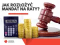 Młotek sędziowski, stos monet i kalkulator z napisem "PENALTY." sugerują, że warto dowiedzieć się, czy mandat można rozłożyć na raty.