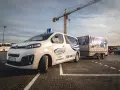 Biały bus z literą "L" na dachu i przyczepa z napisem "Classic" i "KAT. B+E". Nauka jazdy daje nowe możliwości.