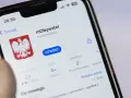 Aplikacja mObywatel na telefonie. Możesz tu sprawdzić do kiedy OC, a także inne ważne dokumenty.