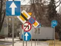 Mnóstwo znaków drogowych, w tym zakaz skrętu w lewo, nakaz jazdy prosto i ścieżka rowerowa. System rozpoznawania znaków drogowych miałby tu pełne ręce roboty.
