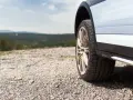 Opona wielosezonowa na szutrowej drodze, sprawdzamy, ile wytrzymują opony wielosezonowe w trudnych warunkach.