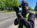 Policjant mierzy prędkość radarem. Czy poza terenem zabudowanym można stracić prawo jazdy? Tak, za nadmierną prędkość.