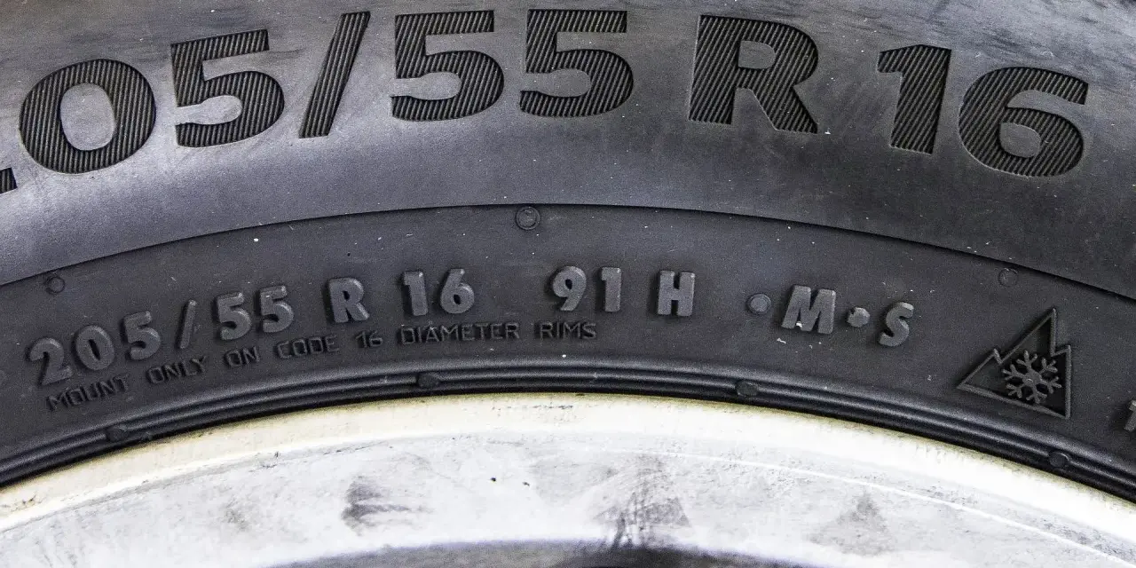 Opona 205/55 R16 z indeksem nośności 91H. Symbol M+S i górski z płatkiem śniegu wskazują na jej przeznaczenie.