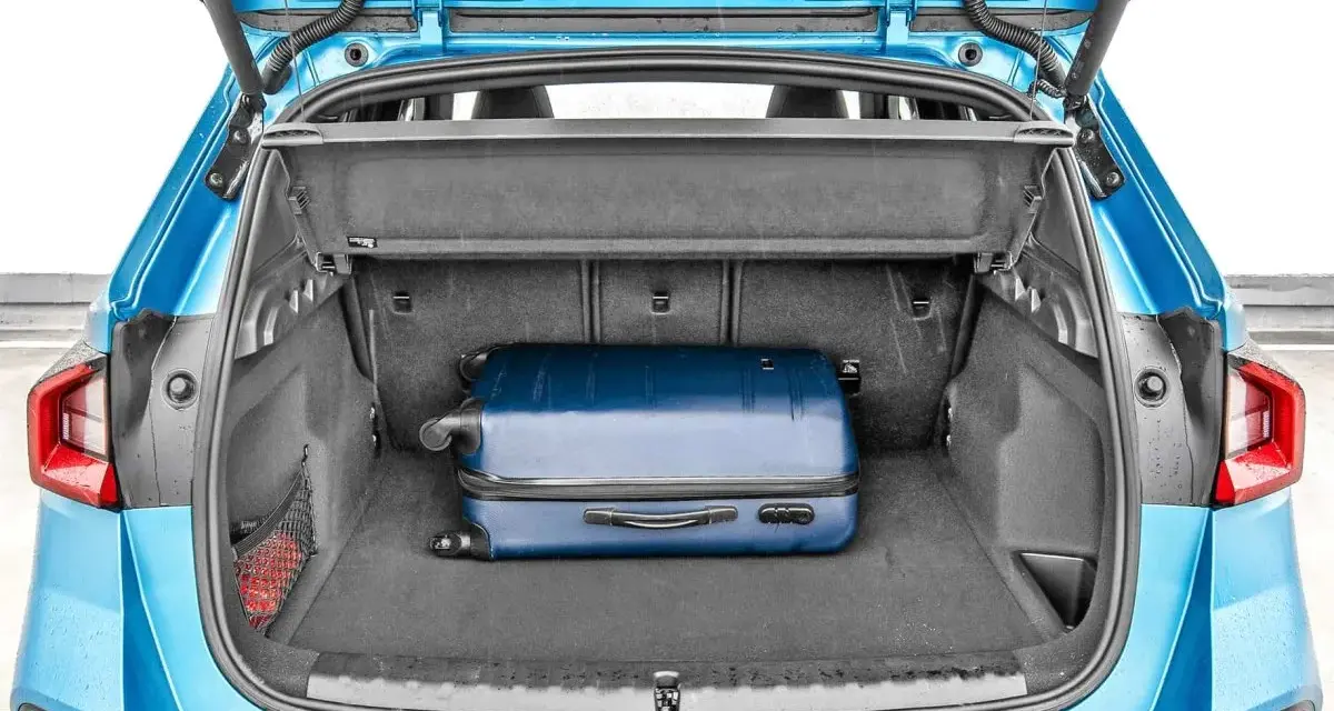 Bagażnik BMW X1 z walizką. Wymiary bagażnika pozwalają na swobodne pakowanie na wakacje.