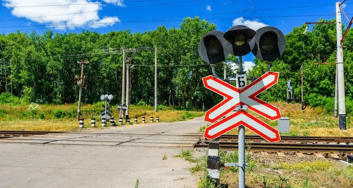Przejazd kolejowy z sygnalizacją świetlną i znakiem krzyża. Zastanawiasz się, po jakim czasie przychodzi mandat z przejazdu kolejowego?
