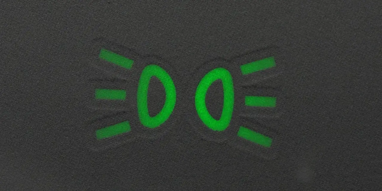 Zielony symbol świateł mijania na desce rozdzielczej.