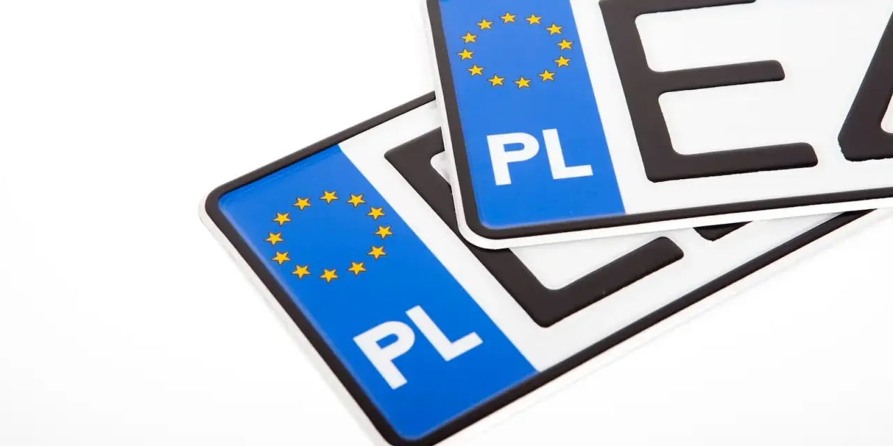 Dwie polskie tablice rejestracyjne z symbolem Unii Europejskiej. Gotowe do wymiany tablic rejestracyjnych.