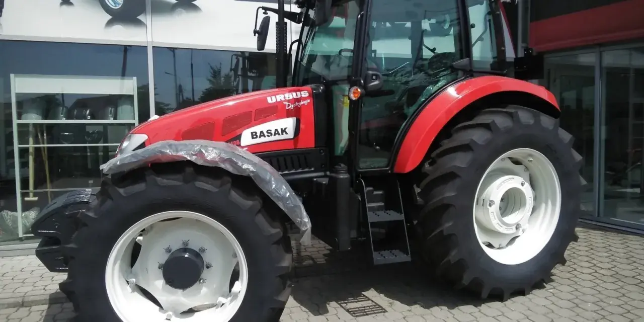 Czerwony Ursus Basak, nowy traktor. Czy na b można jeździć traktorem? Tak, ten model jest stworzony do pracy na polu i drodze.