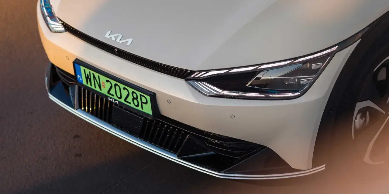 Nowy Kia z zieloną tablicą rejestracyjną PZ.