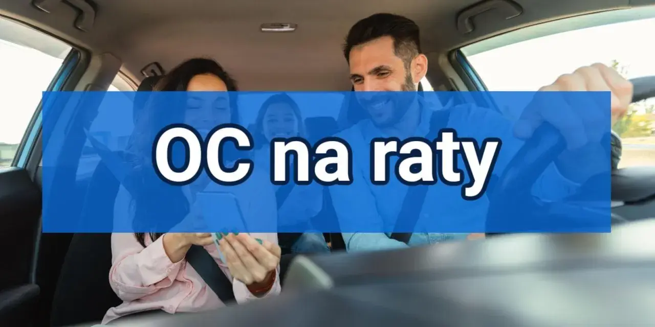 Rodzina w samochodzie, uśmiechnięta, z napisem "OC na raty". Dowiedz się, co ile płaci się OC.