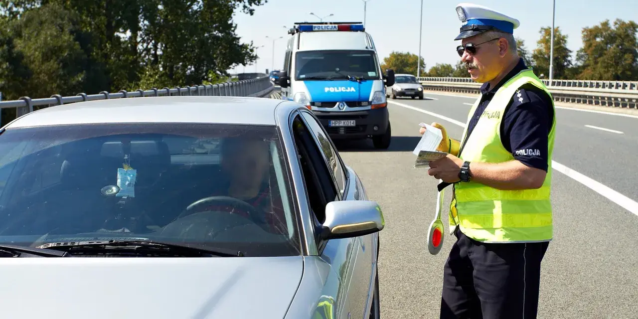 Policjant zatrzymał kierowcę. To już drugi raz zabrane prawo jazdy za prędkość.