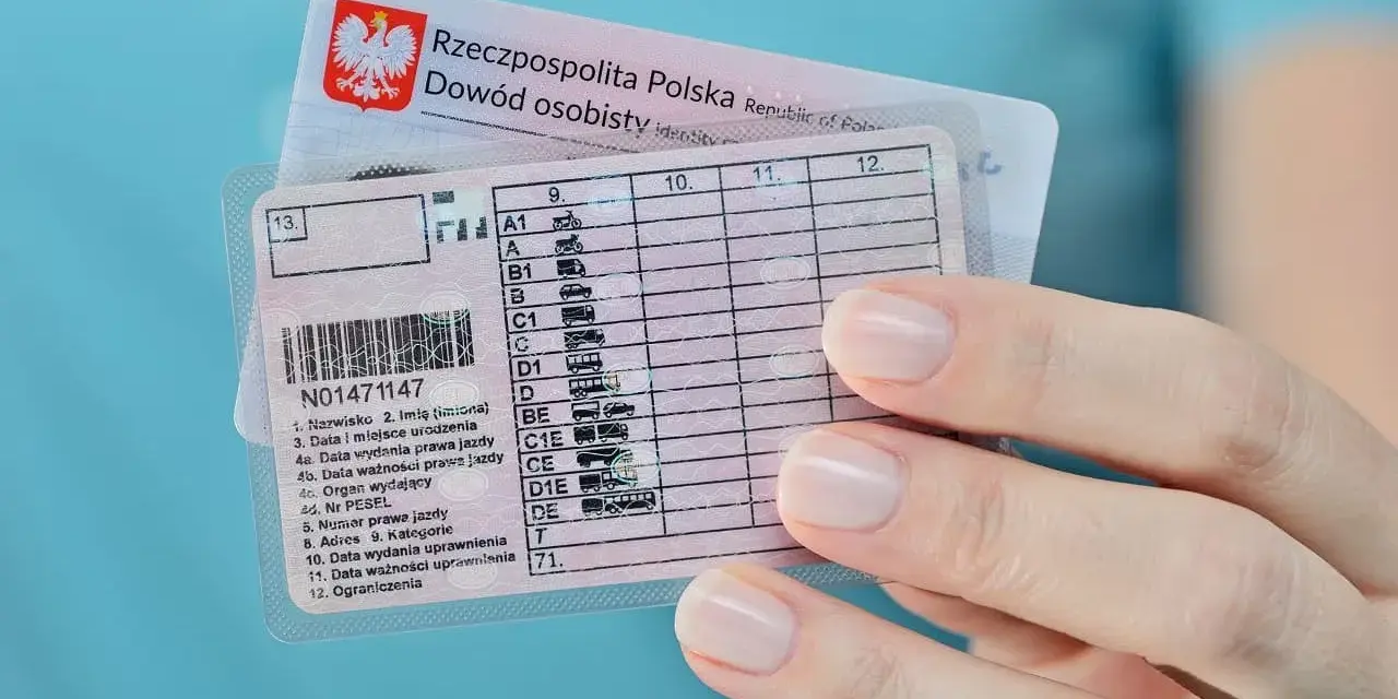 Polskie prawo jazdy i dowód osobisty. Zastanawiasz się, ile się czeka na prawo jazdy? Dokumenty w ręku to dowód ukończenia kursu i zdania egzaminów.