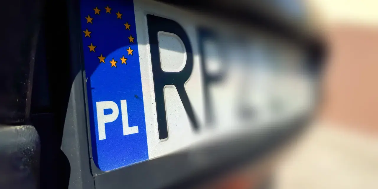 Tablica rejestracyjna PL z gwiazdami UE. Do wyrejestrowania auta potrzebne są dokumenty i ta tablica.