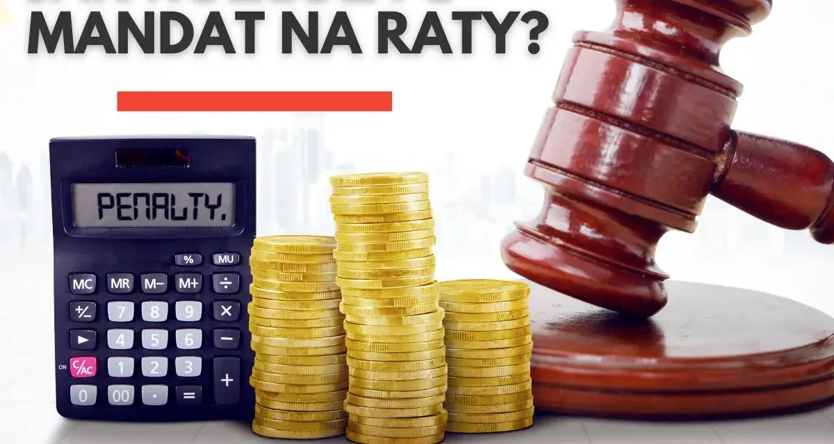 Młotek sędziowski, stos monet i kalkulator z napisem "PENALTY." sugerują, że warto dowiedzieć się, czy mandat można rozłożyć na raty.