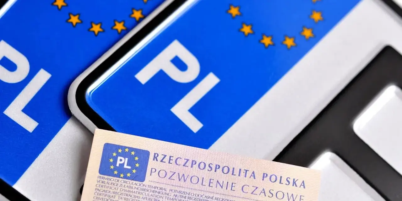 Polskie tablice rejestracyjne z symbolem PL i gwiazdkami UE oraz dokument "Pozwolenie Czasowe". Wymiary tablicy rejestracyjnej są standardowe.