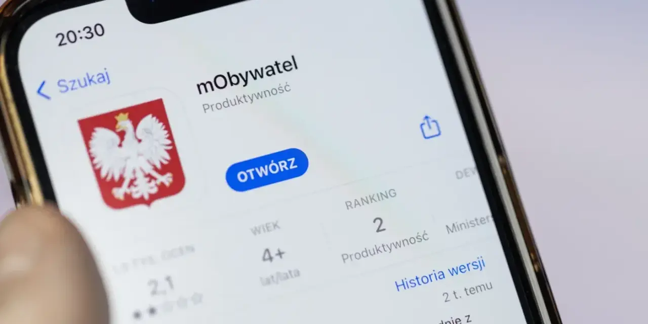 Aplikacja mObywatel na telefonie. Możesz tu sprawdzić do kiedy OC, a także inne ważne dokumenty.