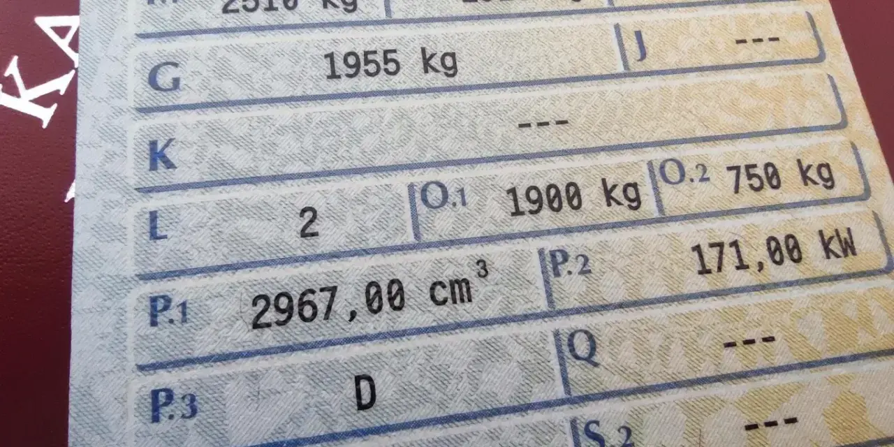 Fragment dowodu rejestracyjnego z danymi pojazdu. Widoczna dopuszczalna ładowność w dowodzie rejestracyjnym: 1955 kg.