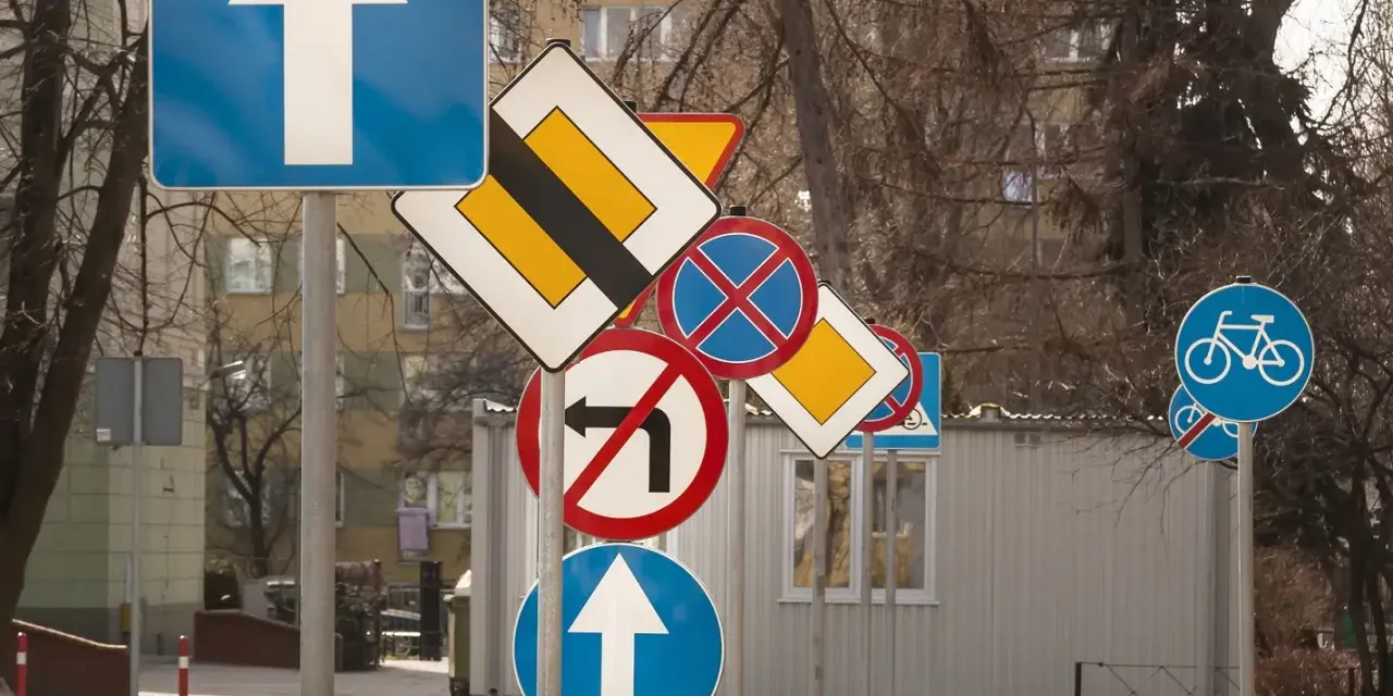 Mnóstwo znaków drogowych, w tym zakaz skrętu w lewo, nakaz jazdy prosto i ścieżka rowerowa. System rozpoznawania znaków drogowych miałby tu pełne ręce roboty.