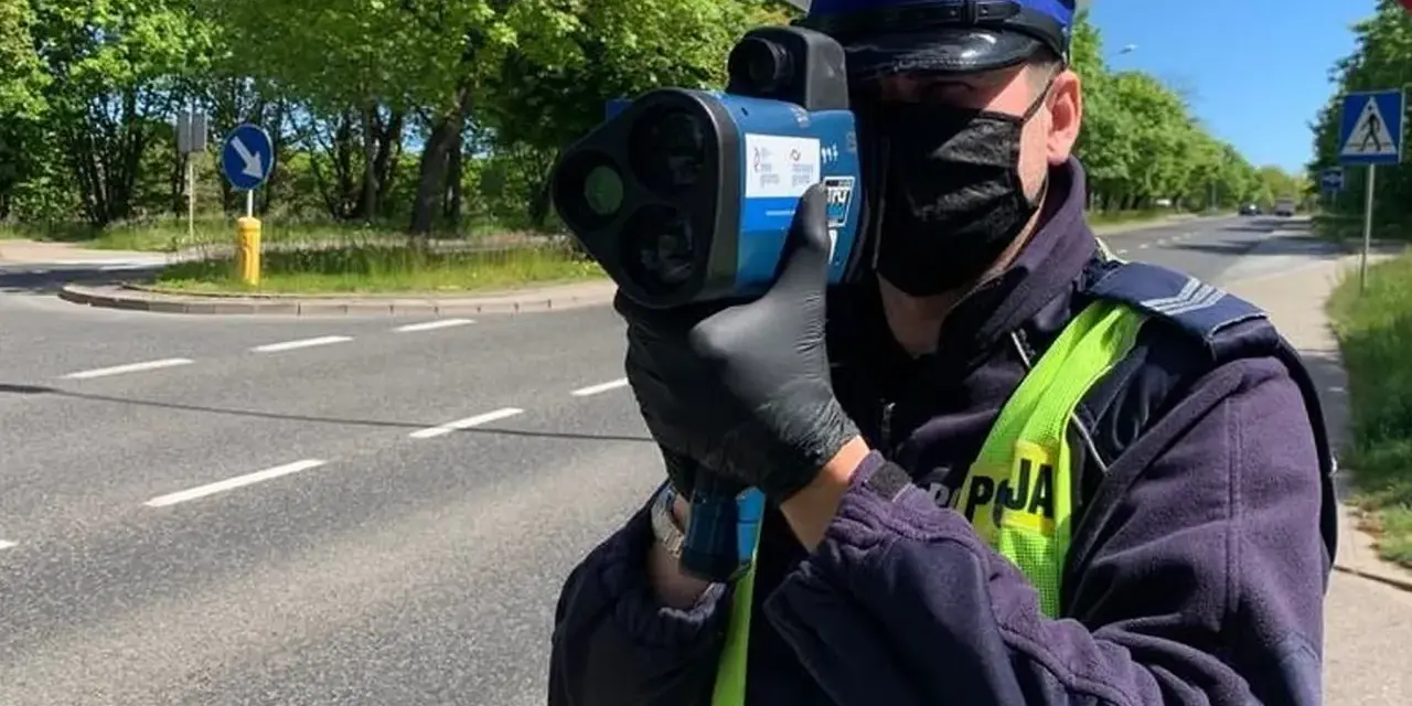 Policjant mierzy prędkość radarem. Czy poza terenem zabudowanym można stracić prawo jazdy? Tak, za nadmierną prędkość.