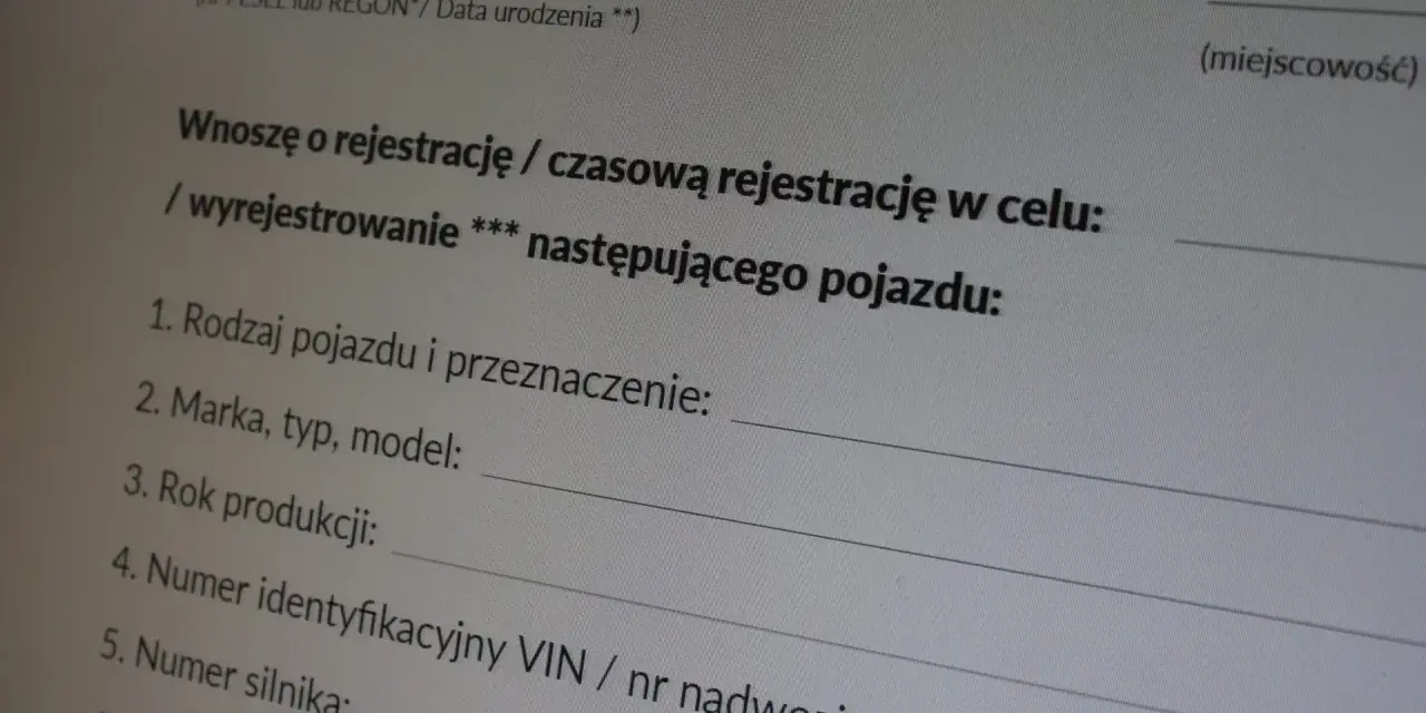 Formularz rejestracyjny pojazdu. Wpisz dane auta, by dowiedzieć się, ile czasu na przerejestrowanie auta masz.