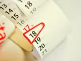 Kalendarz z zaznaczonym 18 dniem. Czy prawo jazdy trzeba odebrać osobiście? Sprawdź datę odbioru!