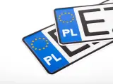 Dwie polskie tablice rejestracyjne z symbolem Unii Europejskiej. Gotowe do wymiany tablic rejestracyjnych.