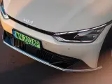 Nowy Kia z zieloną tablicą rejestracyjną PZ.