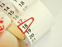 Kalendarz z zaznaczonym 18 dniem. Czy prawo jazdy trzeba odebrać osobiście? Sprawdź datę odbioru!