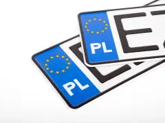 Dwie polskie tablice rejestracyjne z symbolem Unii Europejskiej. Gotowe do wymiany tablic rejestracyjnych.