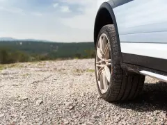Opona wielosezonowa na szutrowej drodze, sprawdzamy, ile wytrzymują opony wielosezonowe w trudnych warunkach.