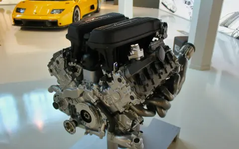 Silnik Lamborghini V10. Zatarte objawy mogą być widoczne w jego skomplikowanej budowie, ale ten jest w idealnym stanie.