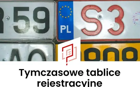 Zbliżenie na różne tablice rejestracyjne, w tym te z oznaczeniem PL i cyframi 59. Tekst informuje o tymczasowych tablicach rejestracyjnych.